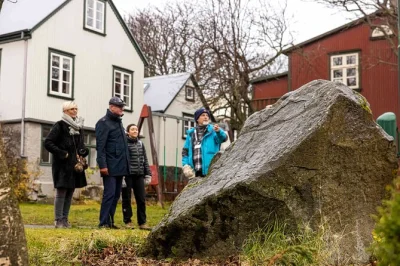 Scopri le vie più antiche di reykjavik con una guida locale, ascolta storie di fantasmi islandesi, incontra elfi e troll e visita antichi cimiteri. racconti dal vivo inclusi.