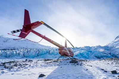 Vuela en helicóptero desde anchorage, pisa el glaciar knik, camina sobre hielo milenario y contempla enormes paredes de hielo. incluye 3 paradas y caminata guiada por el glaciar.