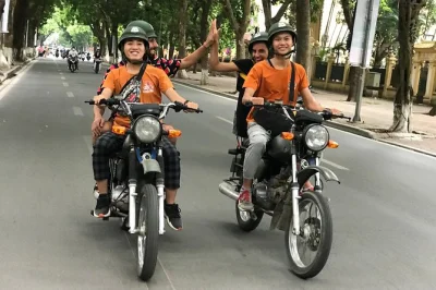 Siente el pulso de hanoi en una moto minsk clásica, recorriendo callejones, probando comida callejera y conociendo locales. incluye recogida, guía y almuerzo.