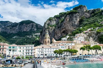 Sinta a magia da costa amalfitana em um passeio privado saindo de nápoles — explore as ruelas de positano, prove delícias de amalfi e relaxe nos jardins de ravello. transporte incluso.