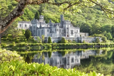Descubra a beleza selvagem de connemara, explore os jardins de kylemore abbey, passeie pelas ruas e bosques da vila de cong com guia local e transporte fácil saindo de galway.