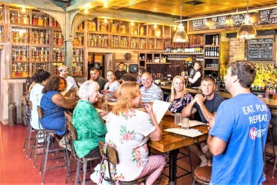 Découvrez savannah à travers ses premiers squares, dégustez des spécialités locales, écoutez les anecdotes d’un guide passionné et plongez dans l’histoire riche de la ville. petit groupe, d