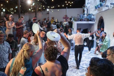 Vivi l’energia di un matrimonio greco a santorini: musica dal vivo, balli, meze e vino al tuo tavolo. posti riservati e guida locale inclusi.