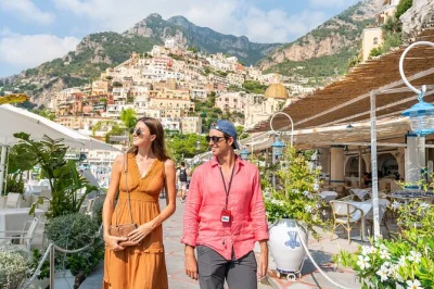 Siente la magia de la costa amalfitana en una excursión en grupo pequeño desde sorrento, con traslado en barco, tiempo libre en positano, amalfi y ravello, y guía local experto.