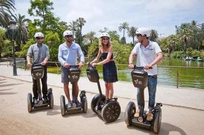 Siente la energía de barcelona en un tour en segway para grupos pequeños con guía local. recorre parc de la ciutadella, port vell y la playa de la barceloneta. incluye café y casco.