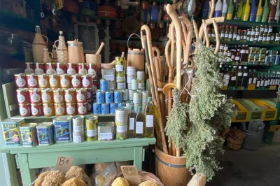 Llega a naxos, recorre las callejuelas de chora, compra en mercados locales, prueba quesos y licores, y cocina platos griegos tradicionales en una taverna con almuerzo incluido.