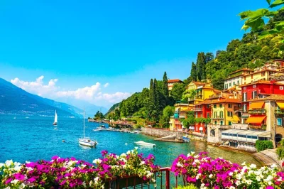 Scopri il lago di como in barca privata, visita i giardini di villa monastero, passeggia tra bellagio e varenna e gusta un pranzo tipico con guida esperta. gruppo ristretto.