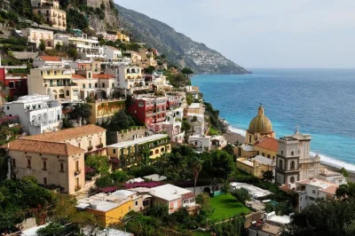 Descubre la costa amalfitana en una excursión desde sorrento: pasea por las calles de positano, disfruta la plaza de amalfi y relájate en los jardines de ravello. transporte y guía incluidos.