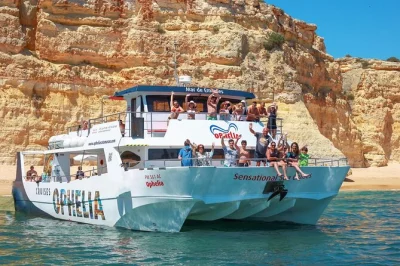 Siente la brisa del algarve en un crucero en catamarán a la cueva de benagil, explora grutas escondidas y disfruta de una barbacoa en la playa. incluye wifi, bar de bebidas y guía local.