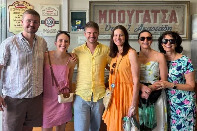 Assapora il miglior bougatsa, raki e formaggi nel centro storico di chania, con soste per dolci locali e visita a un artigiano coltelli cretese. include snack e caffè greco.