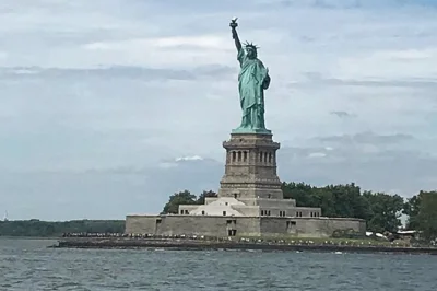 Découvrez la statue de la liberté depuis le ferry, traversez le pont de brooklyn à pied, visitez le mémorial du 11-septembre et grand central lors d’un tour guidé en bus à new york avec accès
