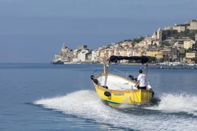 Comece em manarola, navegue pela costa da cinque terre ao pôr do sol, nade no mar da ligúria e aproveite vinho local e prosecco a bordo. inclui bebidas e guia.