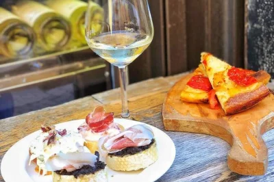 Descubra os sabores de verona em um tour a pé com degustação de vinhos, pratos típicos e guia local. grupos pequenos, almoço e jantar incluídos.