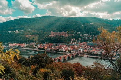 Descubre la historia en el castillo de heidelberg, pasea por sus calles medievales y maravíllate con la barrica de vino más grande del mundo, todo con guía y transporte cómodo desde frankfurt.