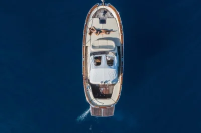 Navegue pelos faraglioni de capri, nade na gruta verde e aproveite prosecco no deck. inclui toalhas, petiscos, snorkel, bebidas e skipper local. reserve seu dia agora.