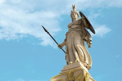 Erlebe das antike athen bei einer kleinen, lebendigen mythostour. entdecke akropolis, agora und parthenon mit spannenden geschichten, humor und einem zertifizierten guide.