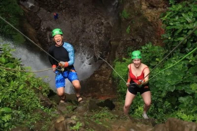 Vivi l’emozione del canyoning a la fortuna con discese in corda doppia tra cascate, il monkey drop, avvistamenti di animali selvatici e un pranzo fresco. include transfer e guide esperte.