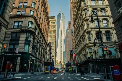 Commencez votre matinée dans le financial district de manhattan, découvrez wall street, méditez au mémorial du 11-septembre et admirez la statue de la liberté — visite guidée en groupe avec an