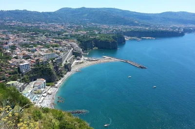Descubra a costa amalfitana num passeio privativo saindo de nápoles—passeie pelas ruas de sorrento, prove limoncello, relaxe em positano e explore amalfi com retirada flexível.