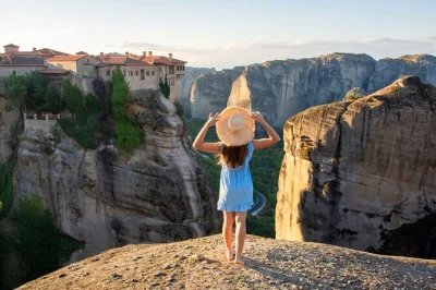 Erlebe die ruhe der meteora-klöster, entdecke einsiedlerhöhlen und genieße ein entspanntes mittagessen am meer – mit abholung in athen und lokalem guide für einen unvergesslichen tagesausflug.