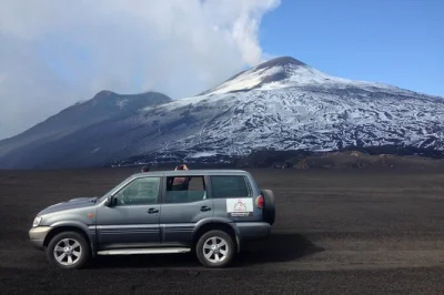 Descubra o mt etna em um tour 4x4 saindo de trecastagni, explore cavernas vulcânicas com guia e termine com uma deliciosa degustação de sabores da sicília. traslado incluso.