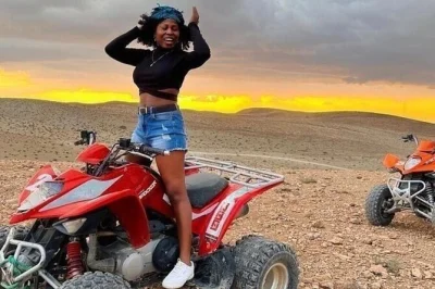 Descubre el desierto de agafay en quad, disfruta de un paseo en camello al atardecer y cena platos marroquíes junto al fuego. incluye recogida, guía y música local.