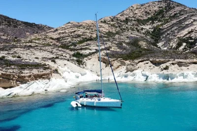 Scopri milos in yacht, con soste per nuotare nelle calette nascoste di kleftiko e poliegos, ascolta storie di pirati e gusta un pranzo con open bar. guida e attrezzatura snorkeling inclusi.