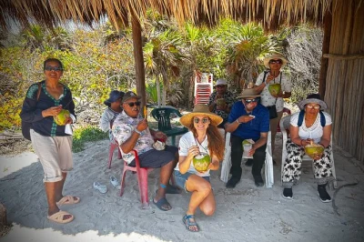 Découvrez cozumel autrement avec un guide privé, arrêts flexibles entre ruines mayas et plages, au choix en jeep ou van. prise en charge et eau en bouteille incluses.