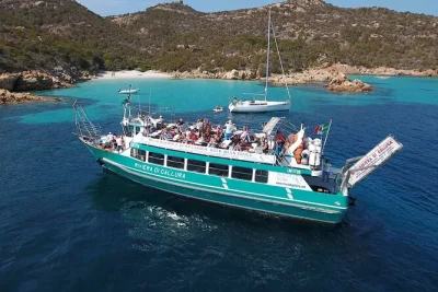 Descubre la naturaleza salvaje de cerdeña en una excursión en barco por la maddalena, con paradas largas en playas, baños en aguas turquesas y tiempo para pasear por el casco histórico. baño a bo