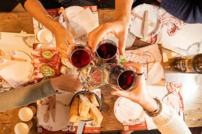 Start your evening in milan’s navigli with a sunset food & drinks tour—cocktails, wine tastings, street bites, and gelato with a local guide. small groups only.