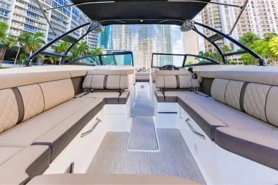 Découvrez miami depuis un bateau privé avec capitaine, baignades sur îles et vues sur la skyline. byob, tapis flottant et options flexibles pour groupes — réservez vite.