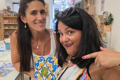 Porto, azulejos famosi e cocktail port tonic: crea la tua piastrella portoghese nel cuore della città con un laboratorio guidato e storie locali in un ambiente rilassato.