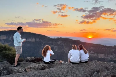 Feel the hush of eucalyptus forests, spot wild kangaroos, and catch sunset over the three sisters on this blue mountains small group tour with picnic lunch included.