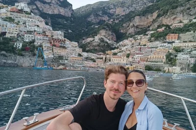 Desde positano, navega por la costa amalfitana con grupo pequeño, nada en calas escondidas, disfruta prosecco y limoncello, y recorre pueblos costeros con un capitán local.