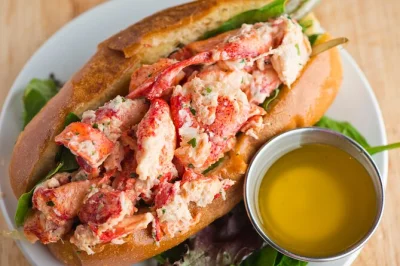 Descubra os melhores frutos do mar de boston em um tour a pé com chowder, ostras e um lobster roll completo. inclui paradas em pontos históricos e um cannoli no north end.
