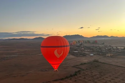 Sobrevuela marrakech al amanecer, contempla cómo se iluminan las montañas del atlas y disfruta un desayuno tradicional tras aterrizar. incluye recogida, guía local y certificado de vuelo.