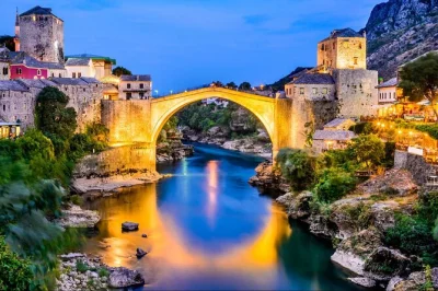 Descubre la frescura de las cascadas de kravice, pasea por el puente antiguo de mostar y disfruta de una excursión en grupo pequeño con guía local y recogida en dubrovnik.