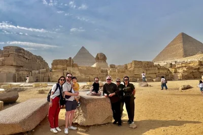 Scopri la maestosità delle piramidi di giza, avvicinati alla sfinge e fai un giro in cammello con una guida locale. include pick-up in hotel, biglietti d’ingresso e orari flessibili.