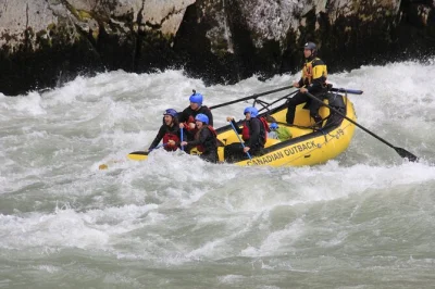 Vivez l’adrénaline des rapides sauvages de la rivière elaho près de squamish, avec guides experts, tout le matériel fourni et une pause gourmande au bord de l’eau. navette et anecdotes locales