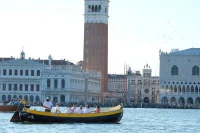 Viva o pôr do sol na lagoa de veneza a bordo de um barco veneziano clássico, com prosecco, guia local e grupo pequeno. bebidas não alcoólicas e embarque fácil incluídos.