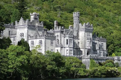 Descubra a beleza selvagem de connemara, explore a vila de leenane e os jardins de kylemore abbey em um passeio guiado saindo de galway com traslado incluso.