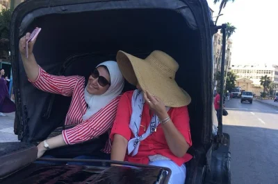 Scopri alessandria con un tour di un giorno: catacombe di kom el shoqafa, cittadella di qaitbay, anfiteatro romano e la celebre biblioteca. include pick-up e guida egittologa.