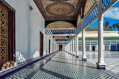 Descubre marrakech desde jemaa el-fnaa, recorre la medina, visita el palacio bahia, las tumbas saadíes y la mezquita koutoubia con guía local. accesible para sillas de ruedas. reserva ya.