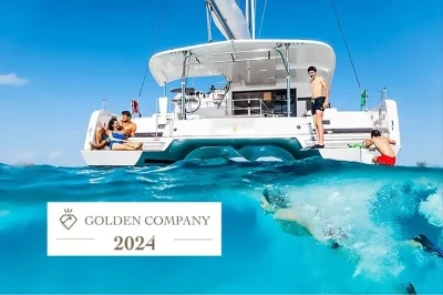 Mykonos, crociera in catamarano con tuffi a rhenia, foto a delos, pranzo fresco, bevande e transfer dall’hotel inclusi.