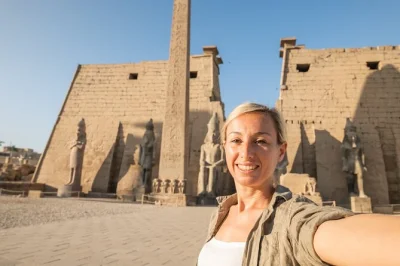 Vola sopra luxor all’alba in mongolfiera, scopri karnak e la valle dei re con una guida egittologa, naviga il nilo in feluca, pranzo incluso.