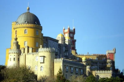 Explore os palácios de sintra, caminhe pelos jardins da pena e admire os penhascos do cabo da roca em um passeio em grupo pequeno saindo de lisboa, com ingresso e traslado incluídos.