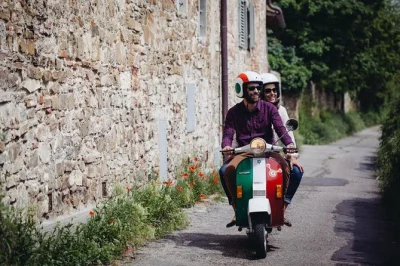 Scopri la toscana in vespa da firenze, visita panorami unici e gusta un pranzo rustico con vino tra le colline. guida e noleggio vespa inclusi.