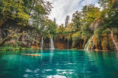 Découvrez les lacs, grottes et sentiers colorés des lacs de plitvice lors d'une excursion guidée depuis split. comprend balade en bateau panoramique, train électrique et transferts.