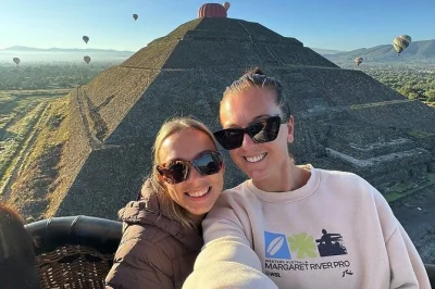 Vola sopra teotihuacan in mongolfiera, gusta una colazione in una grotta naturale ed esplora le antiche piramidi con una guida locale. include il pickup in hotel a città del messico.