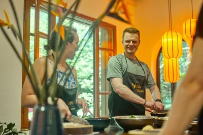 Siente la energía de los mercados de hanoi, cocina en una villa con jardín y comparte historias mientras disfrutas platos caseros. incluye transporte, comida y guía local.